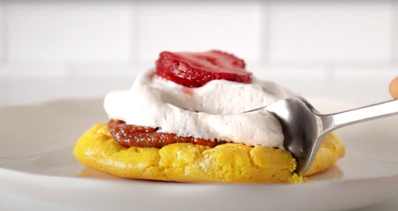 cloud bread with whipped cream and strawberry